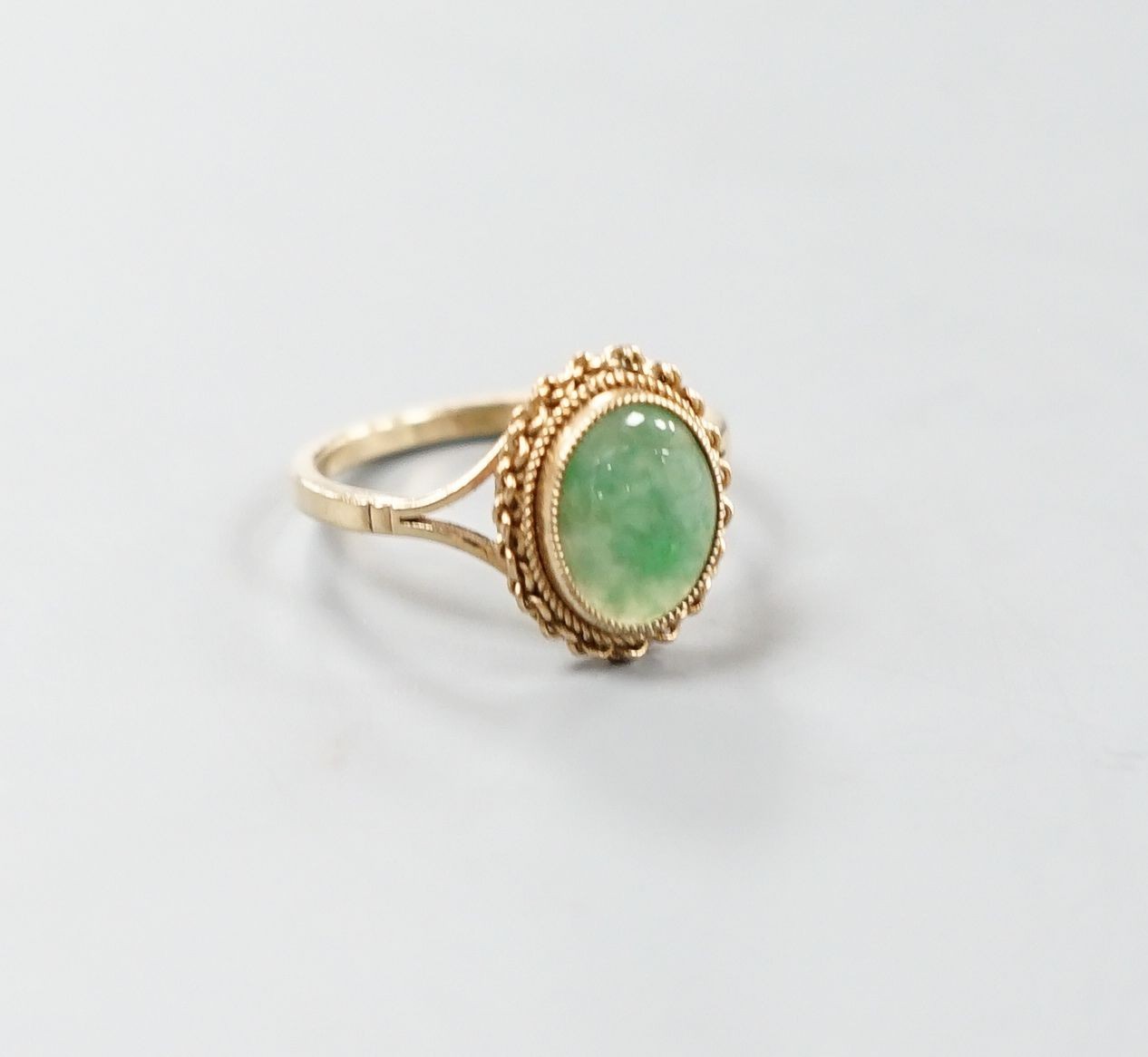 A 9ct gold and cabochon jade set oval ring, size M/N, gross weight 3 grams.
